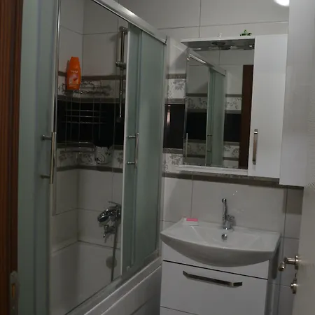 Almasa Aparts شقة *